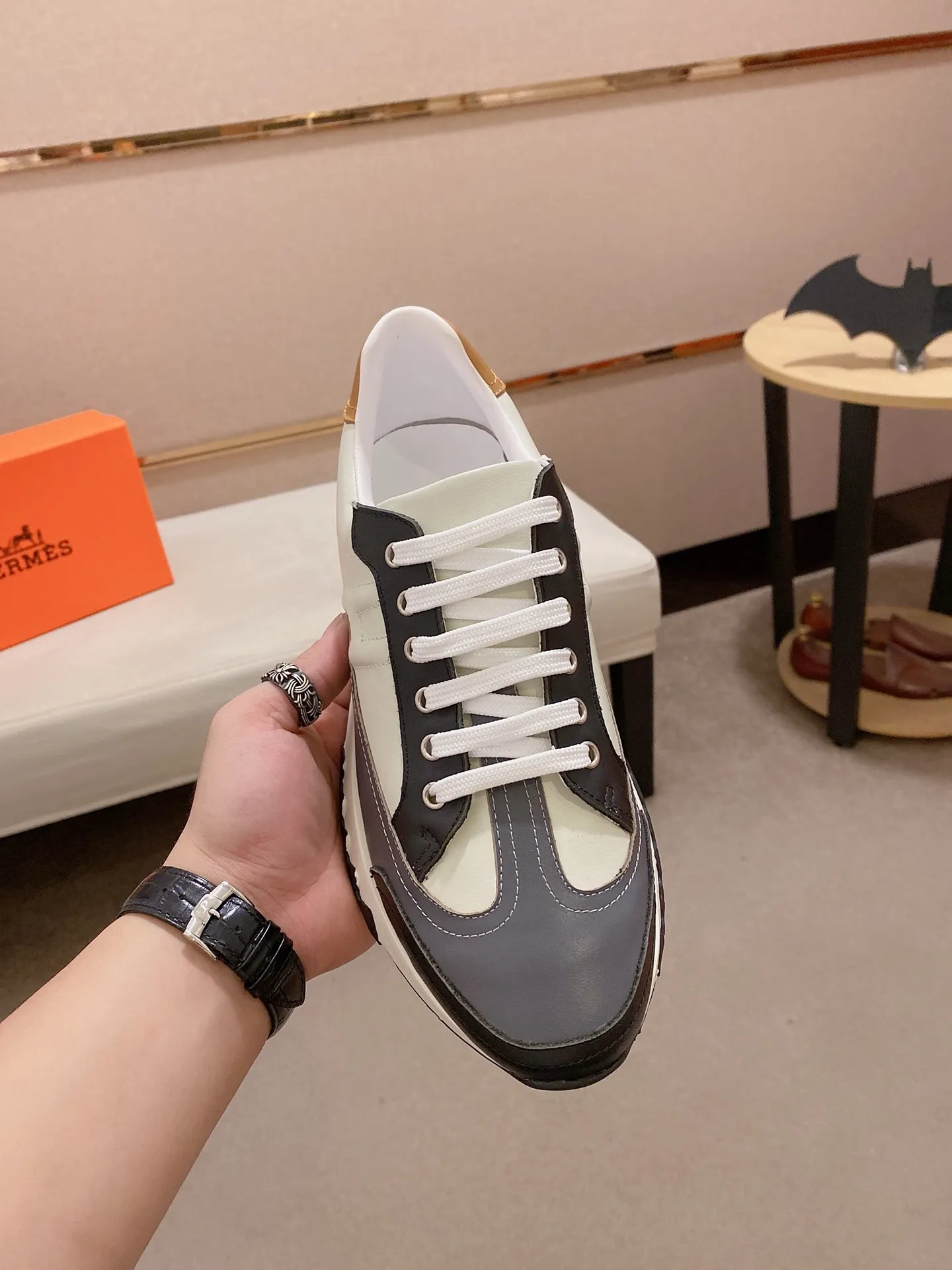 Ex-factory price: 500💰《HERMES》【Classic original single version】Hermès; top 🔝purchasing agent🔍🔍men's latest 🇺🇸sold simultaneously, original imported from Italy ▲▲first-layer cowhide ▲▲ (high-end, nobility and class) ) Exquisite workmanship (Italian 🇮🇹 imported water-dyed 🐂 cowhide lining) sole: original sole provided by the original factory, ⚠️exclusive double-layer activity·TPR·rubber·combined molded outsole; super comfortable·wear-resistant·non-slip·environmental protection The real thing is more beautiful when photographed in kind (high quality, following orders), you can come in and out at will * Number of yards: 38·39·40·41·42·43·44# (can be customized 45.)